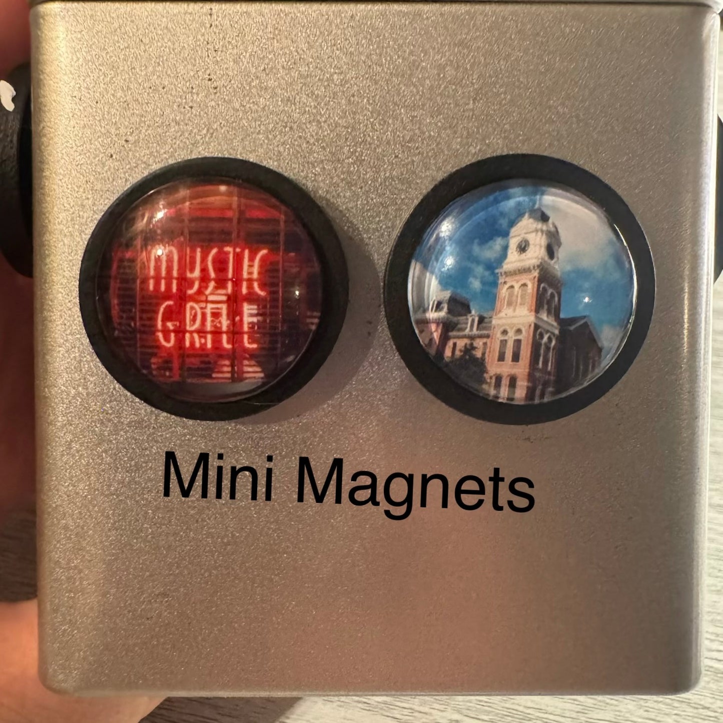 2 mini magnets